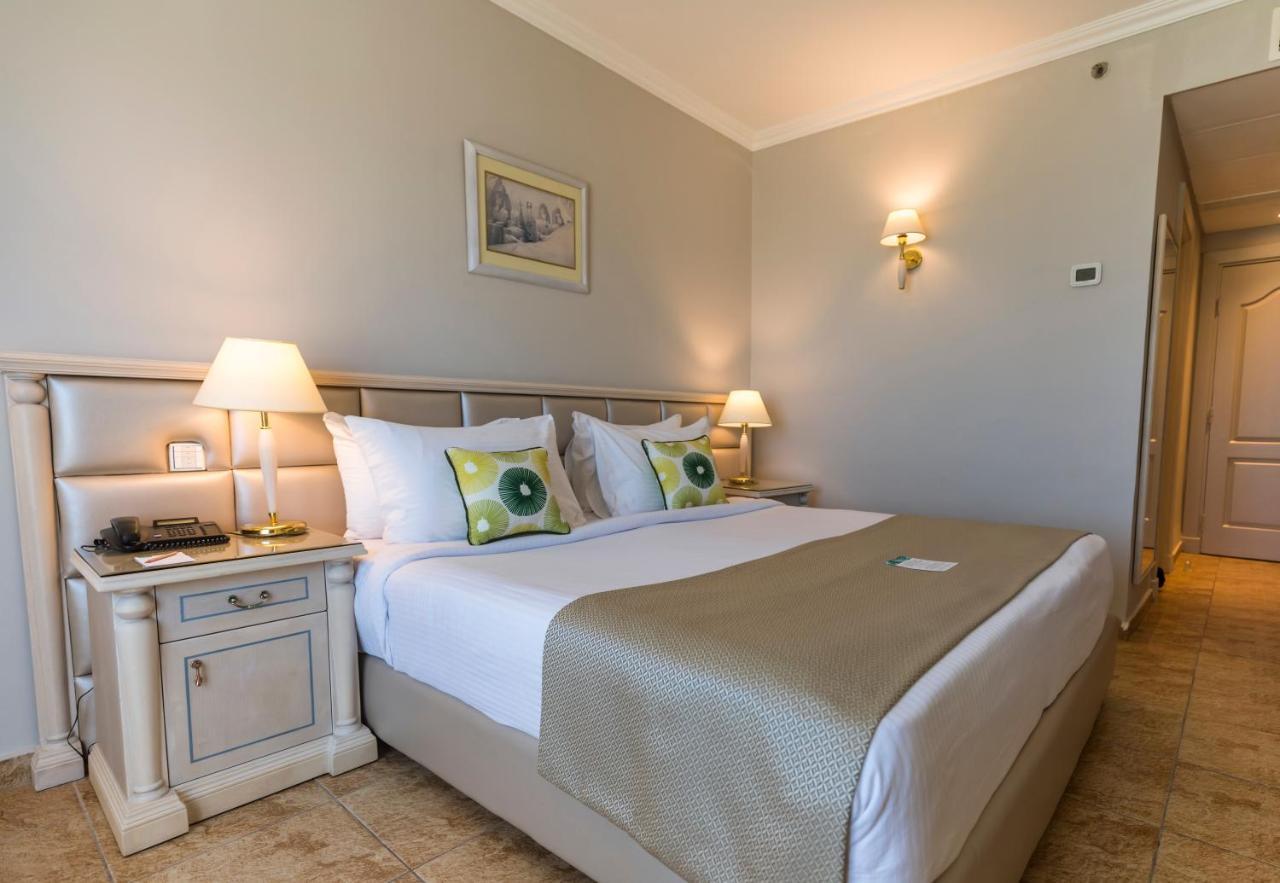 โรงแรมซันไรส์ อเล็กซ์ อเวนิว อเล็กซานเดรีย ภายนอก รูปภาพ A bedroom at the hotel