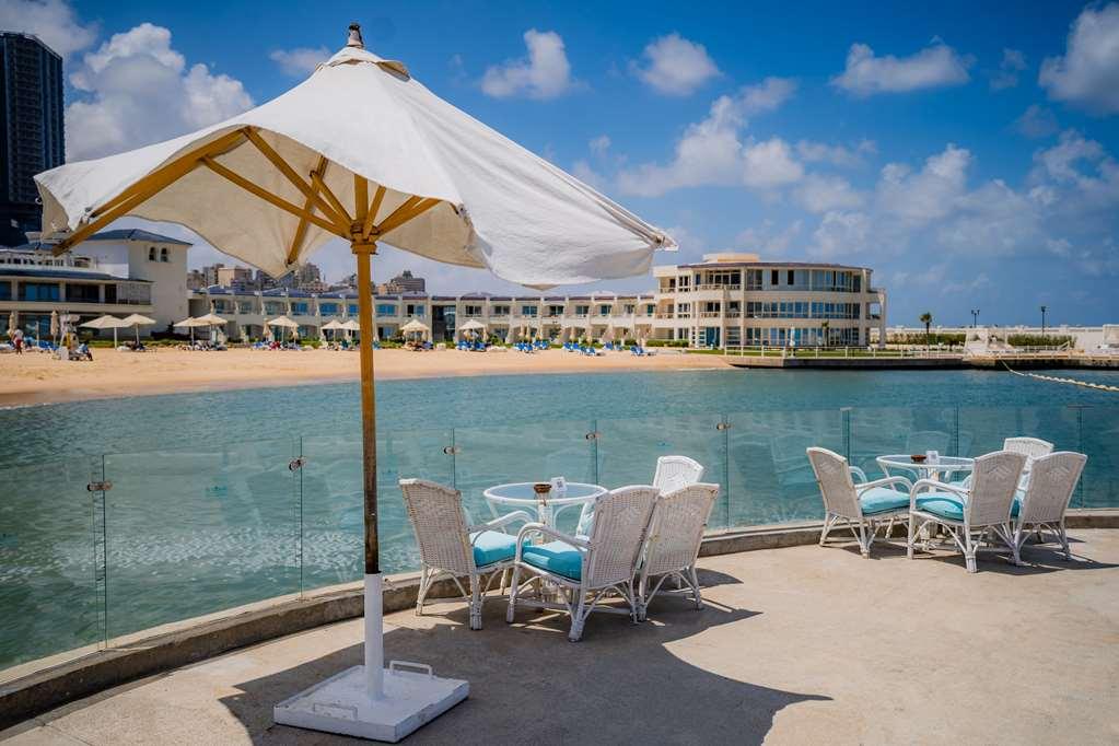 โรงแรมซันไรส์ อเล็กซ์ อเวนิว อเล็กซานเดรีย ร้านอาหาร รูปภาพ View of the beach at the Kempinski Hotel